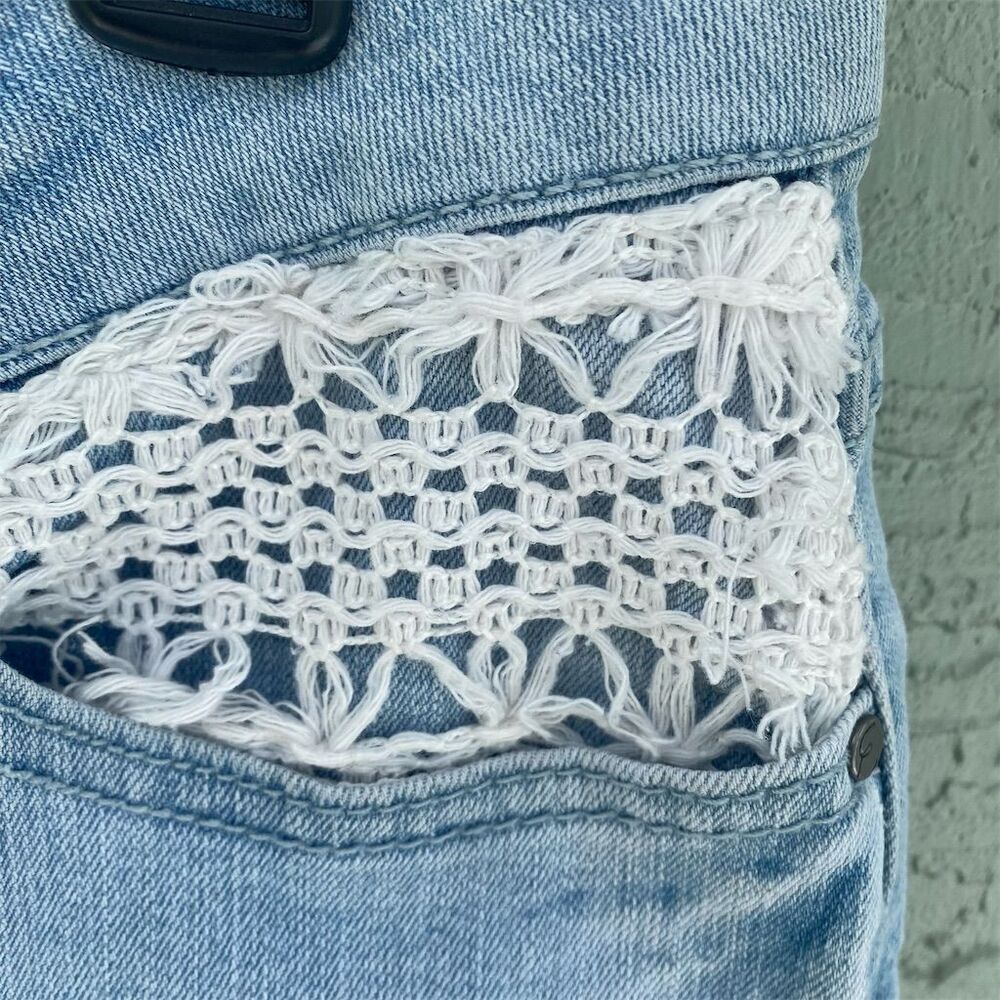 Earl Jean Women's Size 14 Light Wash Denim Capri Jeans Crochet Lace Pockets - Picture 4 of 11